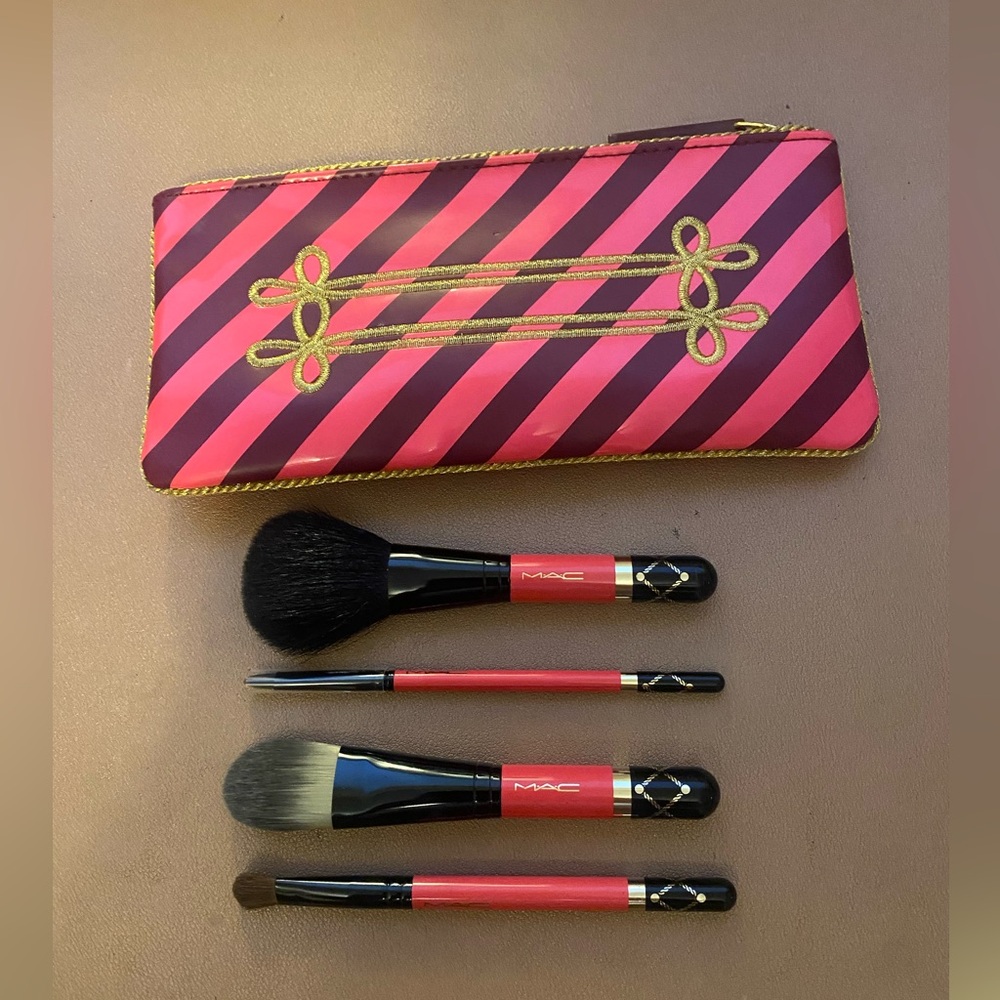 MAC travel make up brush set - never been used